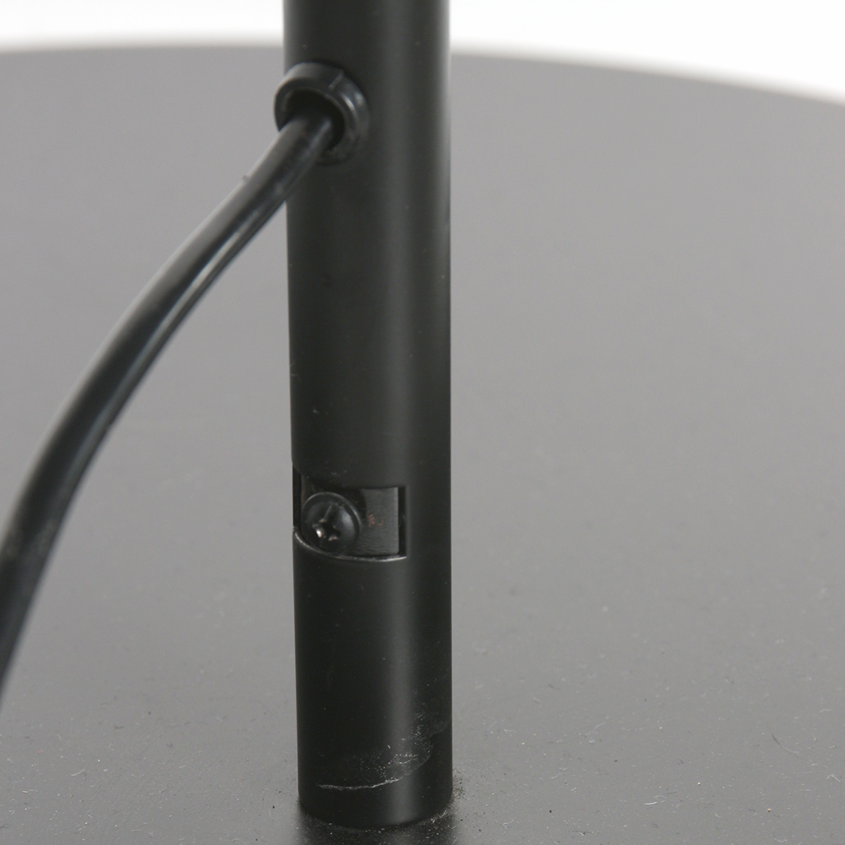 Zwarte vloerlamp Curve 4272ZW met een witte kap - Afbeelding 8